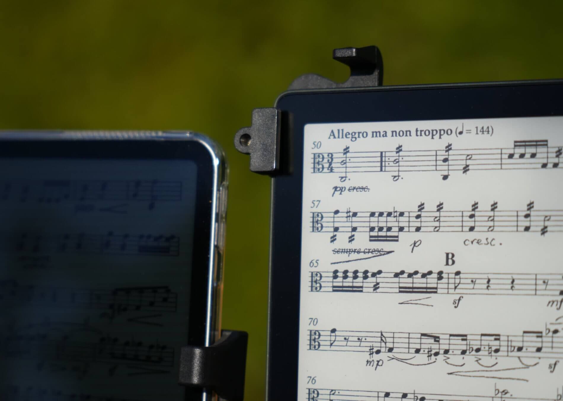 An e-book-reader and a tablet (iPad) displaying music scores in direct sunlight