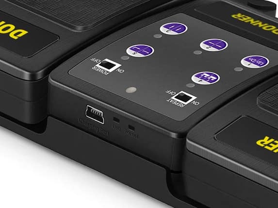 Donner Bluetooth Pedal (USB port detail)