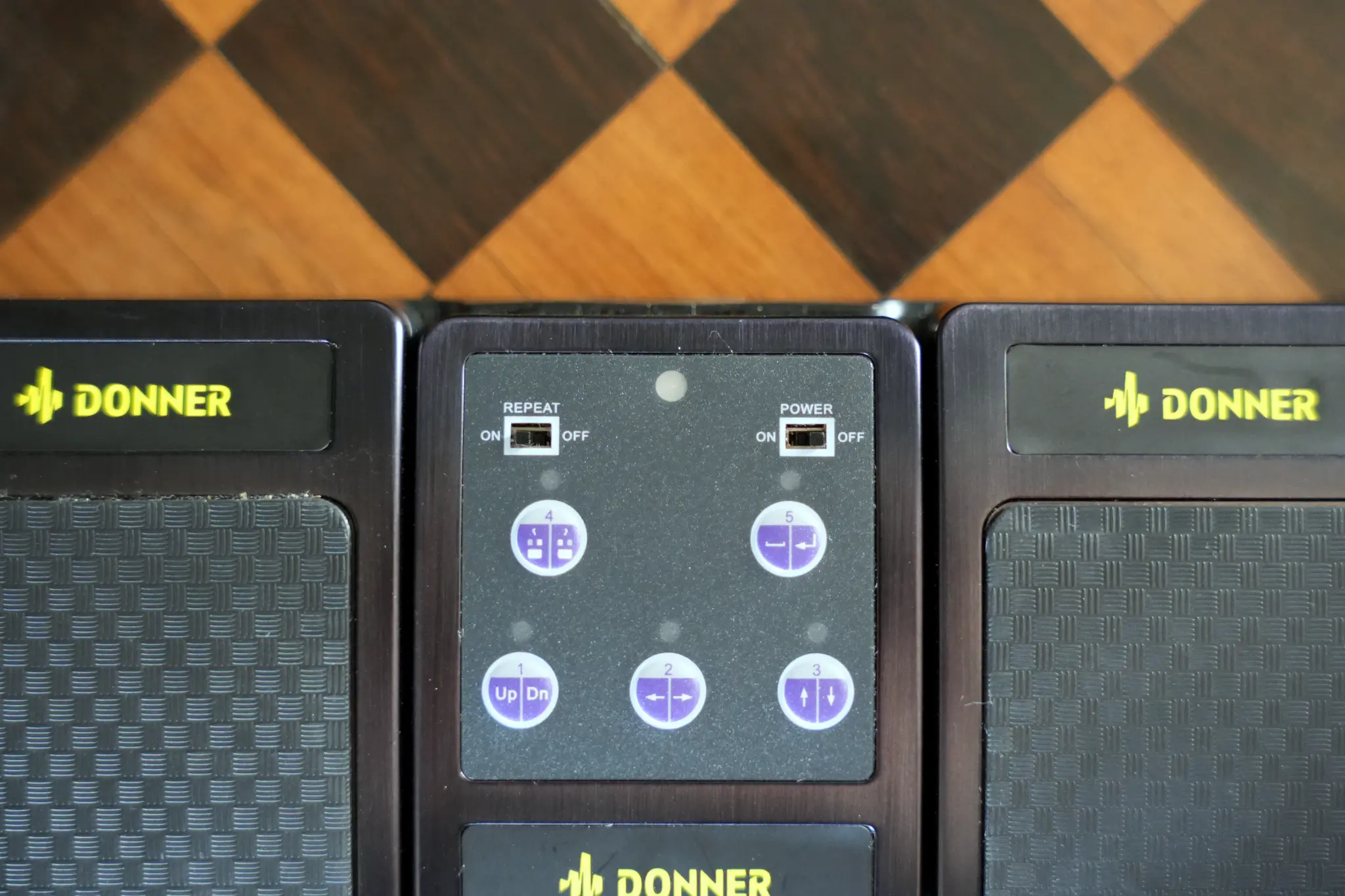 Wireless pedal (detail of turning pages and scrolling function buttons and switches of the Donner pedal)
